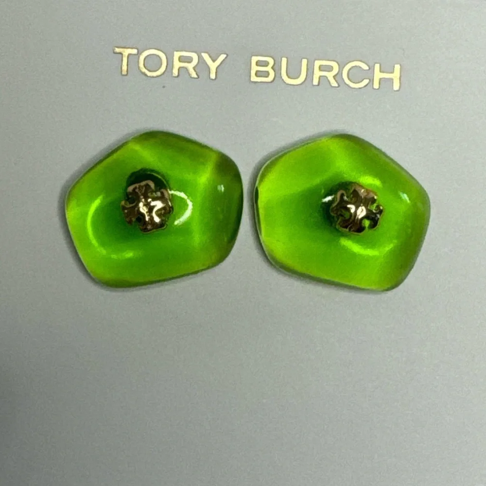 Tory Burch New Green Resin Logo Stud Earrings Gold Toned - Picture 2 of 8